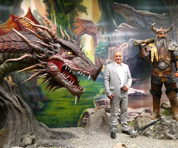 بازدید دکتر رشید کاکاوند و دکتر کزازی از سرزمین افسانهها؛ سفر اساتید ادب به قلب شاهنامه 3 kakavan(3)