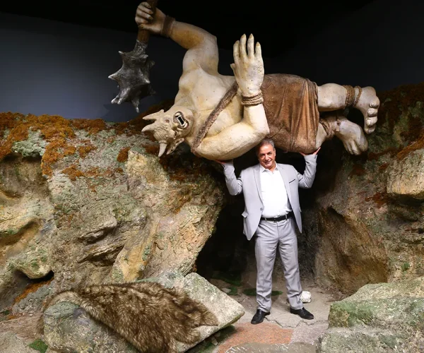 بازدید دکتر رشید کاکاوند و دکتر کزازی از سرزمین افسانهها؛ سفر اساتید ادب به قلب شاهنامه 2 kakavan(4)